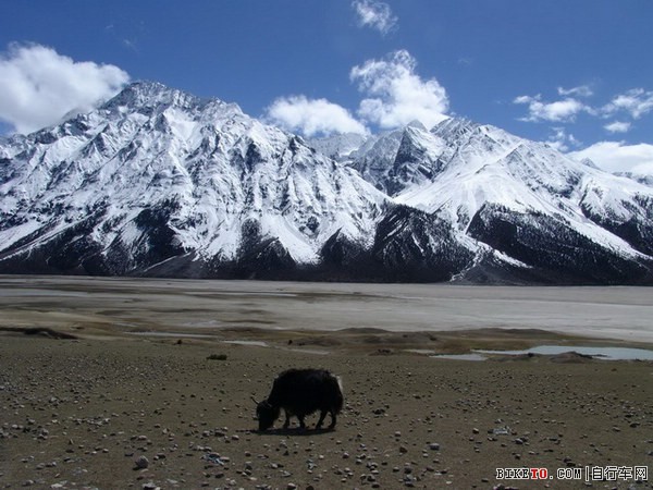 青藏高原上的山光湖色令人陶醉